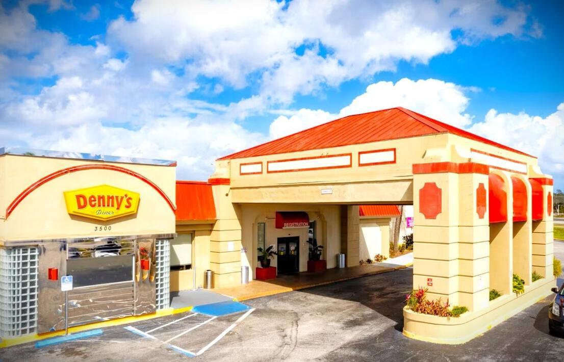Space Coast Hotel Titusville Zewnętrze zdjęcie
